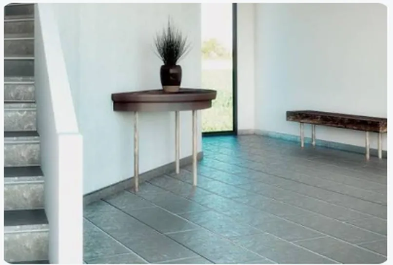 Photo d'une pièce avant la visualisation IA : sol en carrelage gris